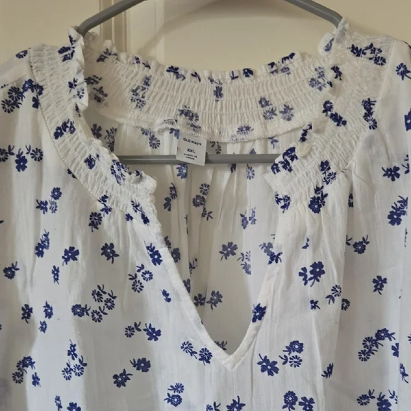 Old Navy White and Black Flutter Sleeve Blouse - Picture 2 of 4